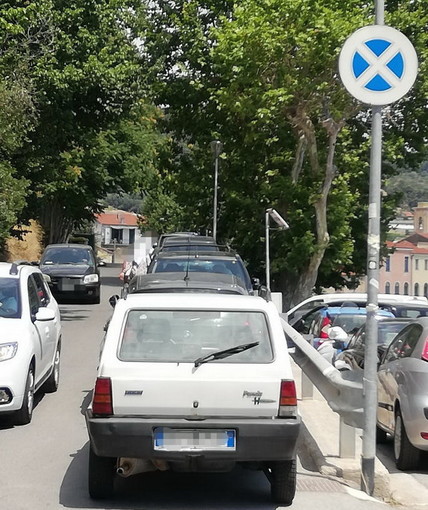 Ventimiglia: parcheggio selvaggio in via Tommaso Reggio, esposto al Sindaco da Ernesto Basso (Foto)