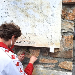 Imperia: un fiore rosso ai numerosi cippi e lapidi degli eroi partigiani dal Pd per il 25 aprile (Foto)