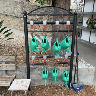 Dolceacqua: danneggiate le postazioni degli innaffiatoi al Cimitero, rubato anche del materiale (Foto)