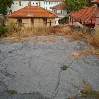 Sanremo: degrado e strada dissestata in via Lamarmora, i residenti chiedono un intervento al Comune (Foto)