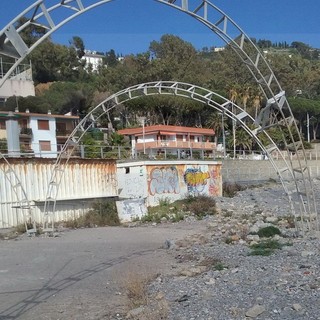 Ospedaletti: 'Piazzale a Mare' dalle feste al... degrado, ma per riqualificarlo serve una protezione a mare