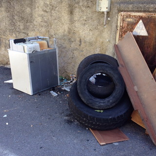 Sanremo: ancora degrado vicino ai cassonetti, ecco l'ennesima discarica abusiva in strada Borgo Tinasso