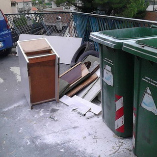 Sanremo: ancora una discarica abusiva in città, rimasugli di una ristrutturazione in strada Borgo Opaco