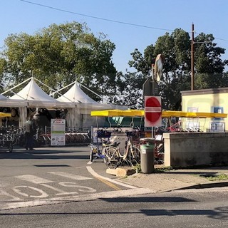 Sanremo: troppi ingressi 'abusivi' in via Adolfo Rava, cittadino dipinge e appone il cartello mancante (Foto)