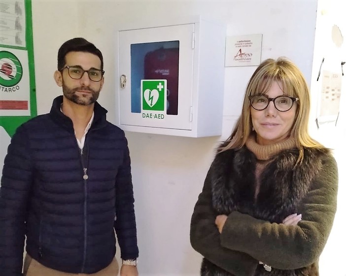 Grazie a Giovanna Ardoino un defibrillatore per la palestra comunale, Salerno: &quot;Sensiblità e amore per il paese&quot;