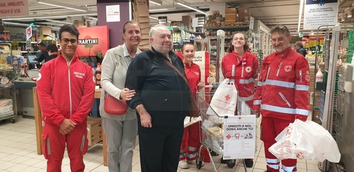 Dalle Marche a Sanremo: per ringraziare Germano dona una serie di alimentari alla Croce Rossa (Foto)