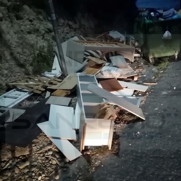 Ventimiglia: discarica abusiva e degrado in via alle Ville, la protesta di una nostra lettrice (Foto)