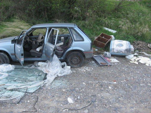 Imperia: iniziate le rimozioni delle auto al 'cimitero' di località Barcheto, per ora 10 mezzi