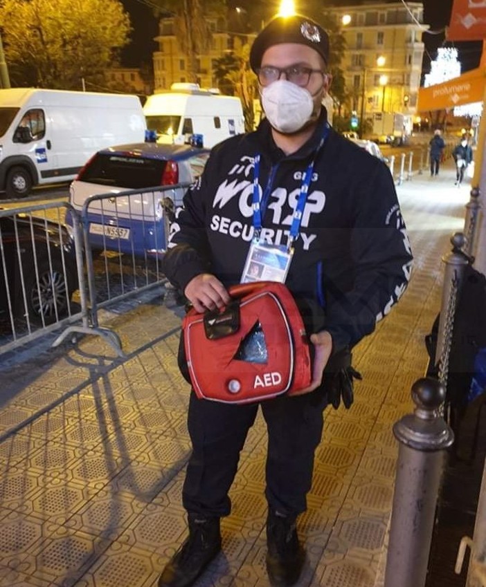 Sanremo: danneggiata la colonnina del defibrillatore di piazza Colombo, intervento degli agenti (Foto)