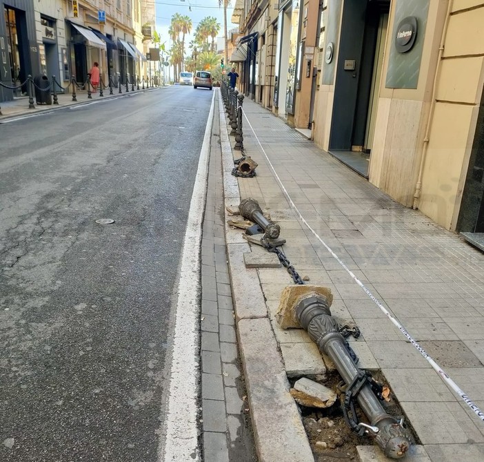 Sanremo: perde il controllo dell'auto e abbatte tre dissuasori, ennesimo caso di 'strike' in via Feraldi