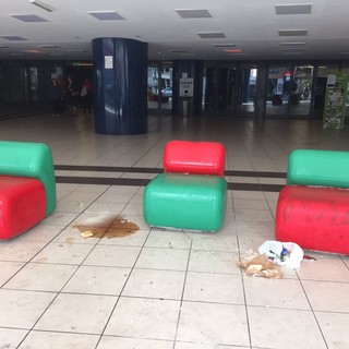 Sanremo: degrado sotto il Palafiori, qualcuno stanotte ha sporcato le sedute appena pitturate