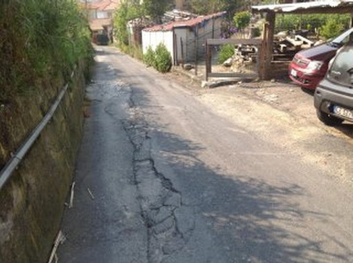 Imperia: problemi di asfalto nella zona di Castelvecchio, intervento e foto di Emilio Broccoletti