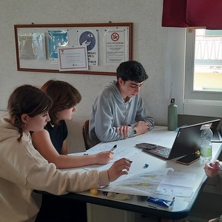 La squadra di 'Debate' del Liceo Cassini di Sanremo alla finale del torneo regionale (Foto)