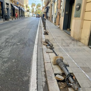Sanremo: perde il controllo dell'auto e abbatte tre dissuasori, ennesimo caso di 'strike' in via Feraldi