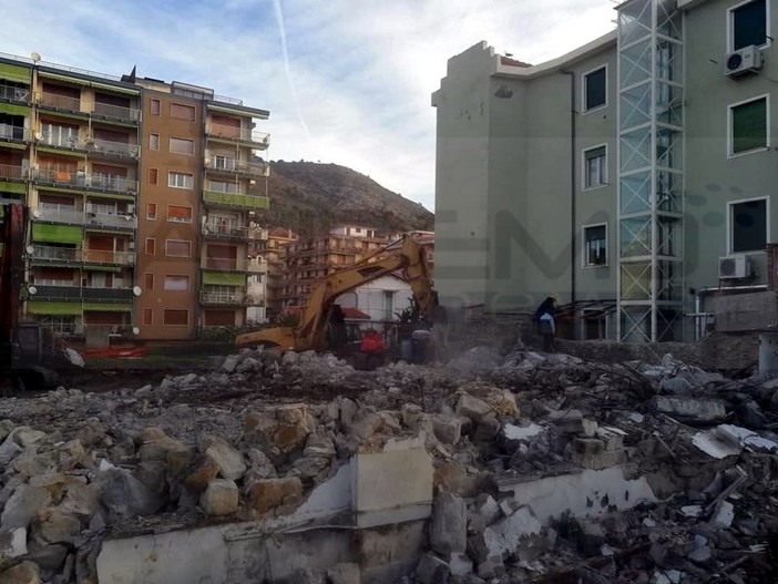 Ventimiglia: ultimi lavori di demolizione dell'ex Taverna, il Sindaco &quot;Promessa mantenuta&quot; (Foto)