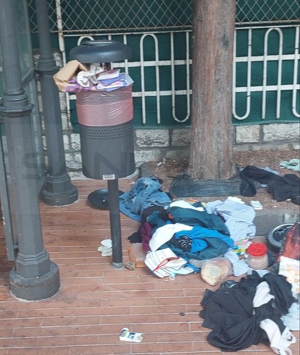 Ventimiglia: degrado e sporcizia di fronte alla scuola francese, la denuncia dei genitori (Foto)