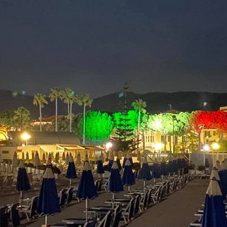 Diano Marina: con la luce per illuminarla di tricolore e l'inno nazionale è terminata ieri la giornata della 'Vespucci' (Foto e Video)