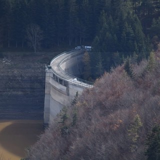 La diga di Tenarda (ora tristemente in secca) è tra i beni che Amaie ha ceduto a Rivieracqua con valore pari a zero