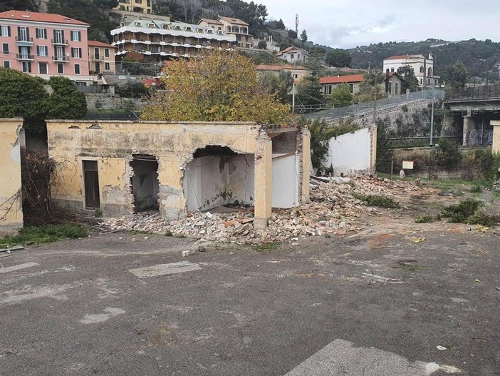 Ventimiglia: è iniziata la demolizione dell'ex officina Enel vicina al restaurato teatro Romano (Foto)