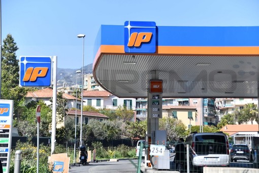 Occhio ai prezzi di benzina e gasolio: da domani anche nella nostra provincia fare rifornimento costerà di più