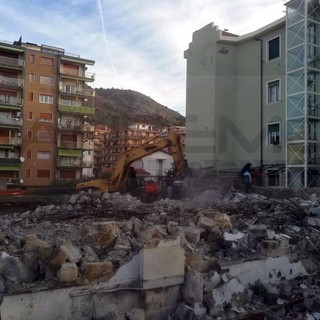 Ventimiglia: ultimi lavori di demolizione dell'ex Taverna, il Sindaco &quot;Promessa mantenuta&quot; (Foto)