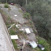 Sanremo: i 'furbetti dell'immondizia' colpiscono ancora, discarica abusiva in zona San Giacomo (Foto)