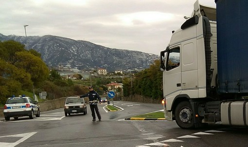 Autostrada dei Fiori: si sbloccano i Tir, dalle 20 possibile revoca del divieto di transito per i mezzi pesanti