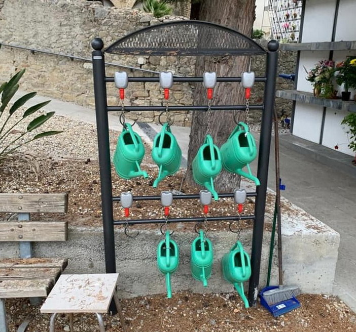 Dolceacqua: danneggiate le postazioni degli innaffiatoi al Cimitero, rubato anche del materiale (Foto)