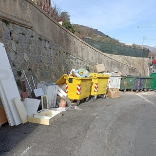 Ventimiglia: furbetti dell'immondizia e incivili, discariche abusive in via Sant'Anna alle Gallardi (Foto)