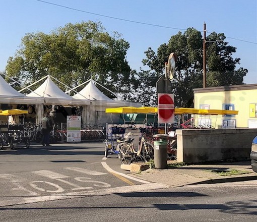 Sanremo: troppi ingressi 'abusivi' in via Adolfo Rava, cittadino dipinge e appone il cartello mancante (Foto)