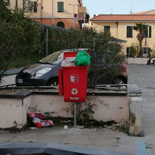 Imperia: gruppo di cittadini scatta foto al degrado della città &quot;Rifiuti ovunque, chiediamo interventi&quot;