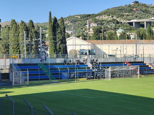 Imperia: cori e rischio contatto tra le due tifoserie ma derby per ora senza problemi tra i nerazzurri e la Sanremese (Foto e Video)