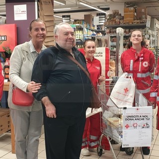 Dalle Marche a Sanremo: per ringraziare Germano dona una serie di alimentari alla Croce Rossa (Foto)