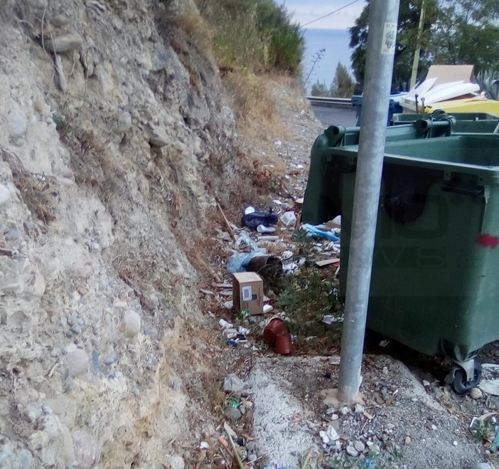 Ventimiglia: degrado e sporcizia nell'isola ecologica di via alle Ville, la denuncia di un lettore (Foto)