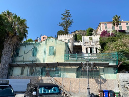 Ventimiglia, al via la demolizione dell’ex hotel Lido: il plauso dell'ex sindaco Scullino (Foto)