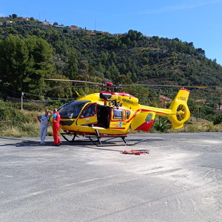 Badalucco: incidente sulla provinciale al bivio per Vignai, 21enne trasportato in elicottero al Santa Corona