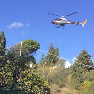 L'elicottero in azione per la costruzione dell'antenna Iliad a Bussana