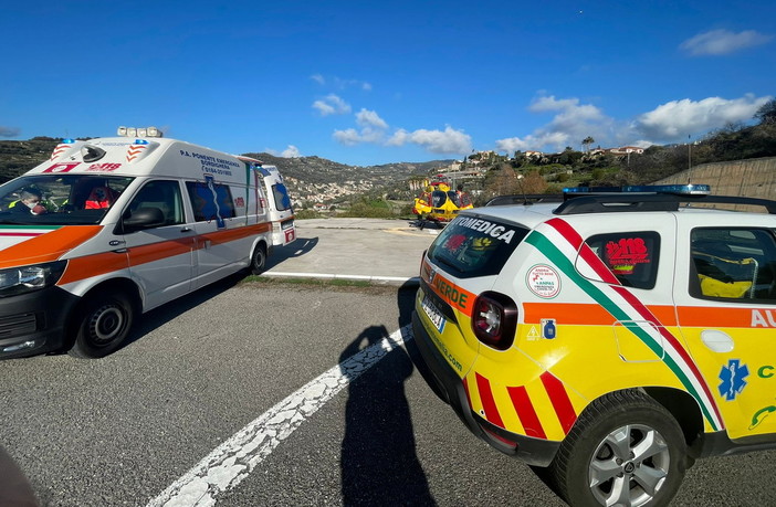 Vallebona: si sente male mentre taglia la legna in giardino, trasportato al 'Santa Corona' (Foto)