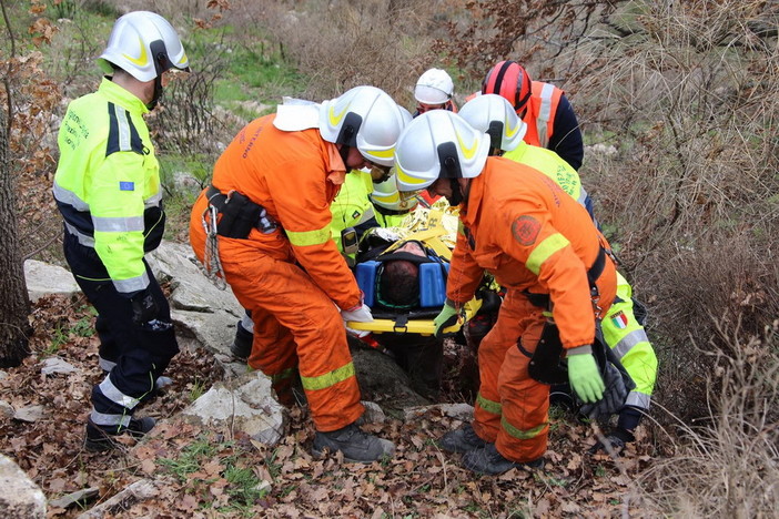 Imperia: esercitazione della Protezione Civile SS Trinità e della Croce Bianca alle pendici del Monte Faudo (Foto)