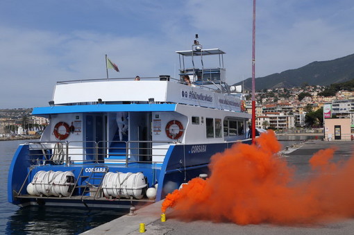 Sanremo: questa mattina a Portosole esercitazione antincendio, simulato un rogo a bordo di una barca (Foto e Video)