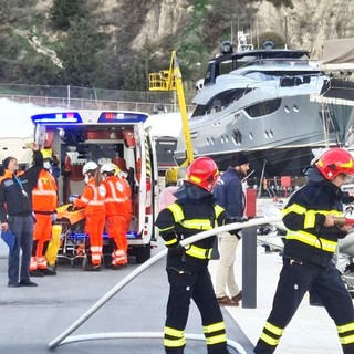 Ventimiglia: esercitazione antincendio questa mattina a 'Cala del Forte', simulato il rogo su uno yacht (Foto)