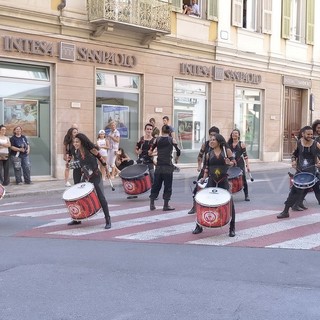 Sanremo: grande successo di artisti di strada colombiani oggi in via Matteotti e piazza Borea D'Olmo (Foto)