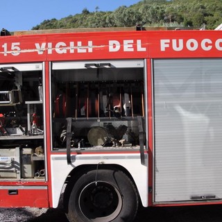 Auto esce dalla carreggiata sulla strada per Bestagno, anche i Vigili del Fuoco impegnati nei soccorsi