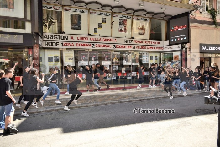 Sanremo: balletto improvvisato oggi pomeriggio di fronte al Teatro Ariston, le foto di Tonino Bonomo