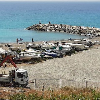Ospedaletti: lavori in spiaggia per aumentare gli spazi per le associazioni marinare (Foto)