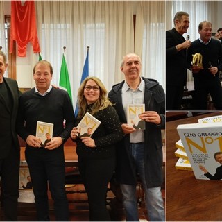 Dolceacqua, Ezio Greggio presenta il suo libro &quot;N° 1&quot; e consegna il Tapiro d'oro al sindaco Gazzola (Foto e video)