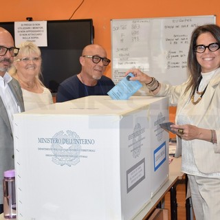Elezioni Amministrative Sanremo: stamattina alla 'Pascoli' ha votato il candidato a sindaco Erica Martini (Foto)