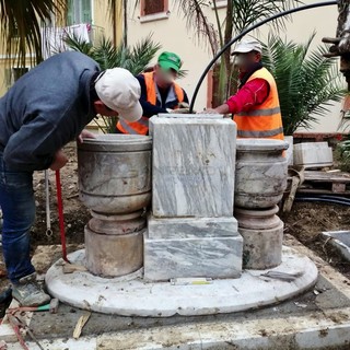 I lavori per l'installazione della fontana