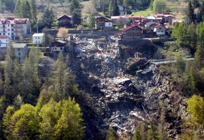 Non basta l'alluvione: vandali e sciacalli nelle case inagibili di Monesi, la denuncia corre sui social