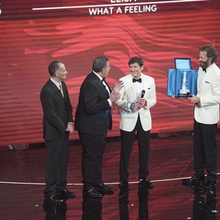 La premiazione sul palco dell'Ariston